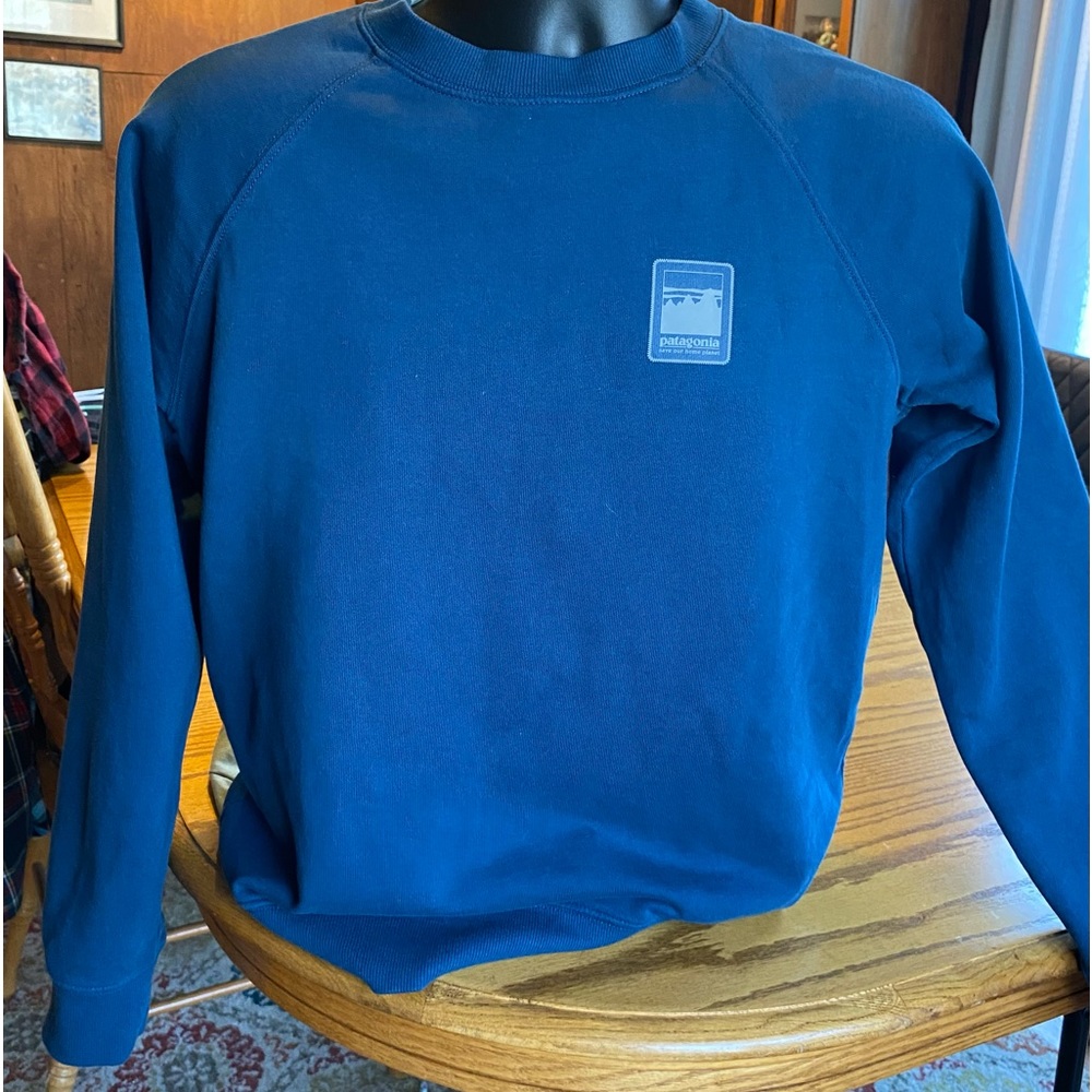 Patagonia Organic large men’s Sweatshirt. Blue